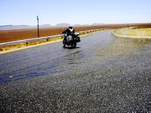 The R27 took us to Brandvlei.: At 12H15, shadows long burned away by the sun, 42ºC and the tar is starting to run.